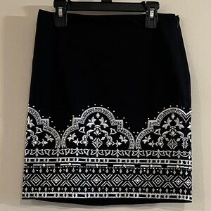 White House Black Market Embroidered Skirt (Size 00)
